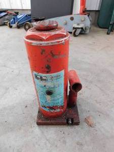 lot 204 image: 8 Ton Bottle Jack