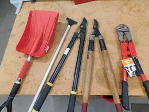 lot 220 image: Assorted hand tools - Cutters, Shovel, Scrapper
