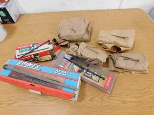 lot 244 image: Assorted lot of nails & Screws