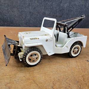 lot 1040 image: Vintage TONKA JEEP w Snow Plow and Wrecker - About 12 Long Overall