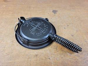 lot 1041 image: GRISWOLD No. 8 Cast Iron Waffle Iron