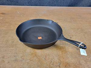 lot 1042 image: WAGNER WARE #8 Cast Iron Frying Pan