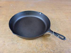 lot 1043 image: BIRMINGHAM STOVE & RANGE #10 Cast Iron Frying Pan