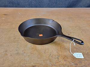 lot 1044 image: WAGNER WARE #8 Cast Iron Frying Pan w Heat Ring