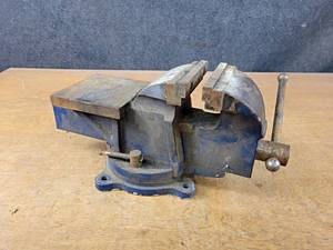 lot 1047 image: Heavy Duty 6 Bench Vise - NO SHIPPING