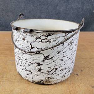lot 1052 image: Vintage Enamelware Pot - About 10 Diameter x 7-12 Tall
