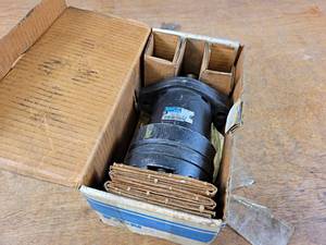 lot 1092 image: Eaton Char-lynn Hydraulic Motor - Part No. 1031034-010