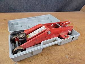 lot 1096 image: Floor Jack in Plastic Carry Case