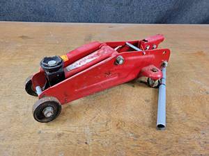 lot 1097 image: Floor Jack