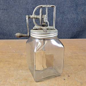 lot 1104 image: Antique DAZEY CHURN No. 40 Butter Churn