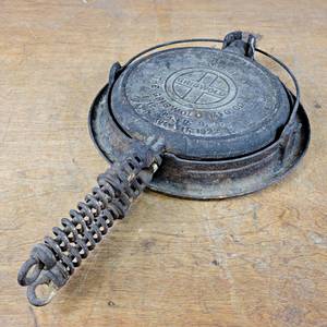 lot 1109 image: Antique GRISWOLD No. 8 Cast Iron Waffle Iron