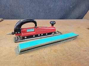 lot 1120 image: Ingersoll Rand Pneumatic Straight Line Sander - Model 315 w Extra sanding sheets
