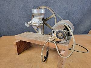 lot 1150 image: Landers Molino Corona Grain Milling Setup, Motor is 115V and Works - NO SHIPPING