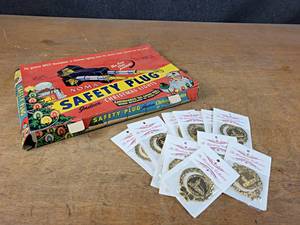 lot 1154 image: Vintage Christmas Lights in Box and Ornaments