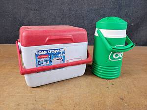 lot 1155 image: Rubbermaid Lunch Cooler and Pioneer Seed Water Jug