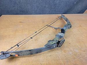 lot 1160 image: PSE Pulsar RH Compound Bow - 70# Draw Weight, 31 Draw Length
