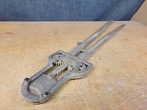 lot 1161 image: Antique LEAVITTS Dehorning Clipper - Overall about 45 Long