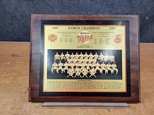 lot 1172 image: 1987 Minnesota Twins World Series Championship Plaque - Schmidt Beer - Overall about 15 x 12