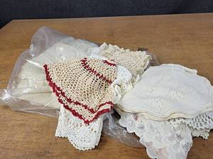 lot 1195 image: Large Lot of Doilies and Linens