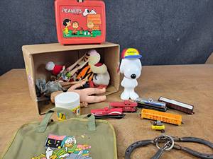 lot 1230 image: HO Scale Rail Cars, Peanuts Lunchbox and More