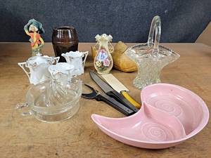 lot 1253 image: Vintage Glass Juicer, Ball-Jae of California Dish, Peoria Pottery and More
