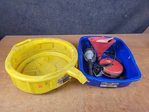 lot 1278 image: 5 Gallon Oil Drain Pan, Retractable Trouble Light, Funnels and Plastic Pan - NO SHIPPING