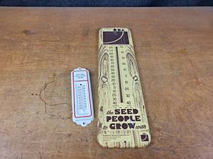lot 1307 image: Vintage Seed & Poultry Thermometers - Largest is about 26-12 x 7