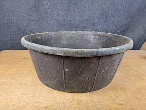 lot 1314 image: Little Giant Heavy Duty Rubber Tub Feeder - 26 Diameter x 9-12 Tall - NO SHIPPING