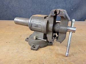 lot 1320 image: 5 Bench Vise - Rotating - NO SHIPPING
