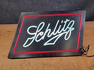 lot 1331 image: Schlitz Light Up Beer Sign - Works - About 20 x 13