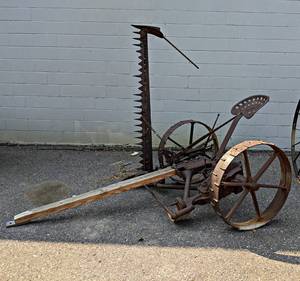 lot 1009 image: Antique McCormick-Deering No. 7 Horse Drawn Sickle Mower