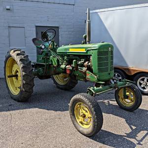 lot 1002 image: 1952 IH Farmall Super C Tractor - Runs and Drives - SEE VIDEO