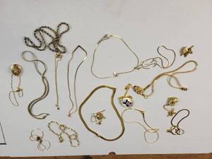 lot 1354 image: Lot of Gold Tone Necklaces