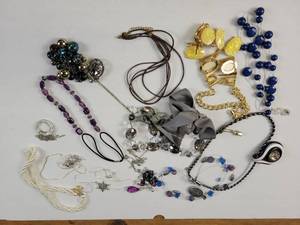 lot 1355 image: Lot of Assorted Necklaces