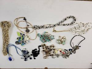 lot 1356 image: Lot of Assorted Costume Jewelry