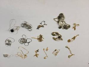 lot 1359 image: Assorted Gold and Silver Tone Necklaces