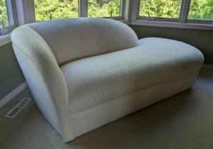 lot 1 image: Gorgeous Cream Chaise Lounge Sofa