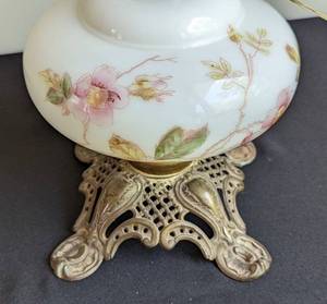 lot 64 image: Vintage Painted Table Lamp
