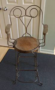lot 9 image: Vintage Barber Stool