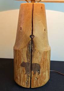 lot 11 image: Rustic Wood Bear Themed Table Lamp