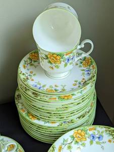 lot 24 image: Mikasa Hampshire Dish Set