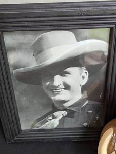 lot 71 image: Fun Cowboy Decor