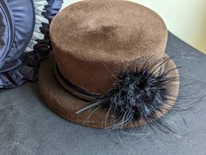 lot 100 image: Womens Stylish Hats