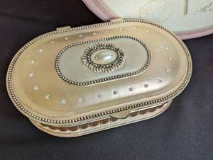 lot 102 image: Pretty Home Decor