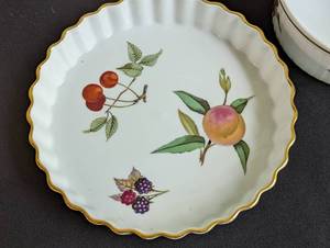 lot 106 image: Pair of Royal Worcester Evesham Dishes