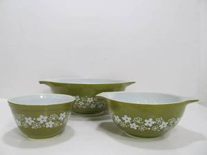 lot 20 image: Vintage Crazy Daisy PYREX Glass Mixing Bowl Set