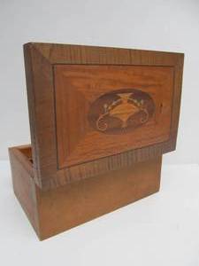 lot 247 image: Vintage Inlaid & Dovetailed Jewelry Box