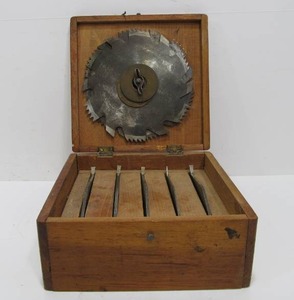 lot 113 image: Old Vintage Wooden Sawblade Case wBlades