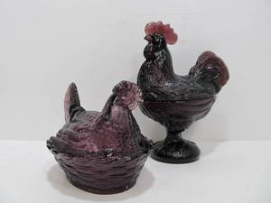 lot 118 image: Amethyst Glass Chicken & Rooster Lidded JarsBaskets