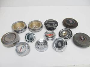 lot 165 image: Collection of Vintage Car Horn Buttons
